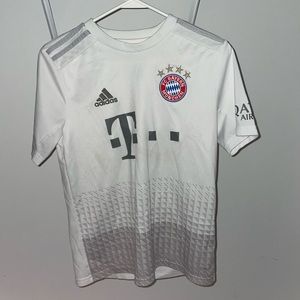 FC Bayern 2019-20 away kit. Size: youth large